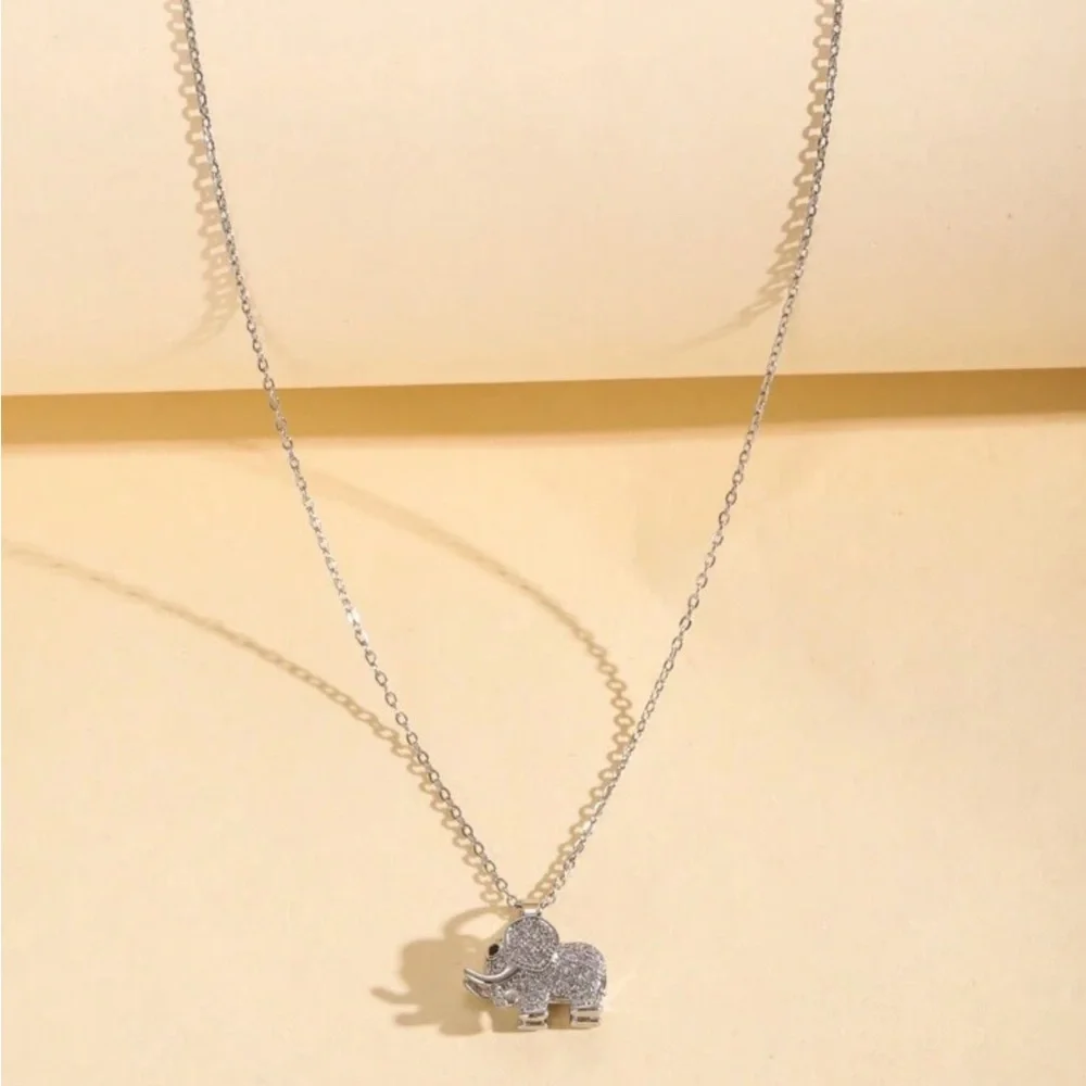 🌹 Silver Tone Elephant‎ Pendant Necklace